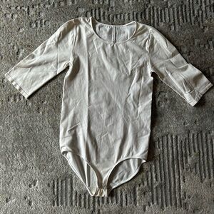 Aritzia Babaton white Scoop Neck bodysuit size medium